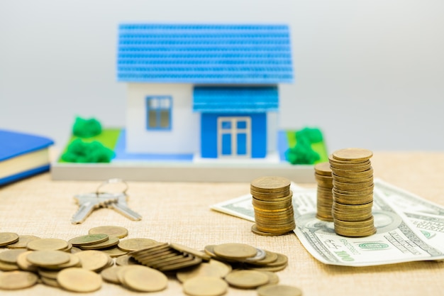 House keys and money representing mortgage amount